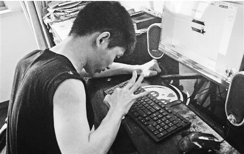 腦癱小伙用一根手指寫玄幻小說9年敲出210萬字(圖)