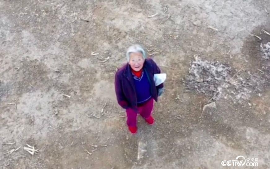 無人機(jī)將不戴口罩外出的村民勸回屋子