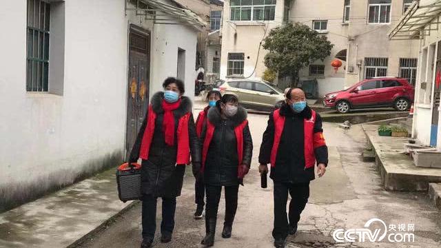 南京江寧谷里社區(qū)老人把廣場(chǎng)舞的大廣播拿出來宣講防“疫”