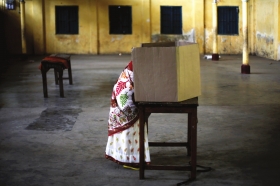 4��7��,ӡ�Ȱ��_ķ��ϲ�����,�DŮ����ͶƱ���D/���A��src="http://y3.ifengimg.com/cmpp/2014/04/08/03/08f06a9c-85c5-4d75-8d9a-5c5144d393f5.jpg"