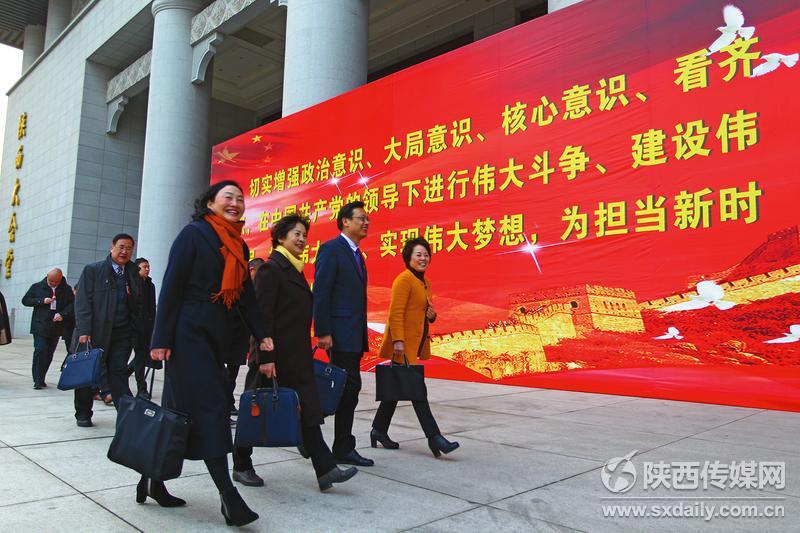 1��23������ϯʡ���f(xi��)ʮ����һ�Ε�(hu��)�h��ί�T�����M(j��n)������(hu��)�ã����Ӵ��(hu��)�A(y��)���(hu��)�h�� ӛ�� �����z