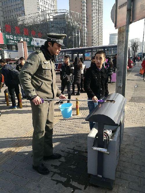 西安市民亂扔煙頭不聽勸阻 將被罰10至50元 西安市民亂扔煙頭不聽勸阻 將被罰10至50元